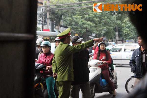 Công an chỉ dẫn người dân đi ra khỏi khu vực xảy ra sự việc tránh tình huống xấu nhất xảy ra.