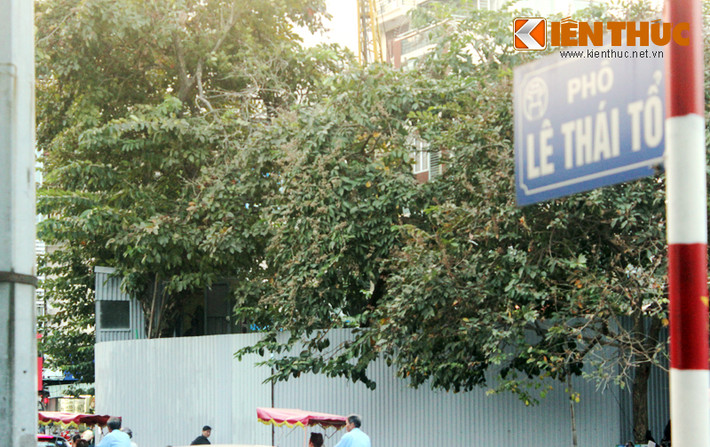 Công trình Trung tâm thông tin văn hóa sát hồ Gươm nằm trên khu đất có diện tích 242,2m2, tại ngã ba phố Lê Thái Tổ, Lương Văn Can và giáp Quảng trường Đông Kinh Nghĩa Thục, tiếp nối đầu hồi tòa nhà Long Vân - Hồng Vân. Công trình có tổng mức đầu tư 14 tỷ đồng.