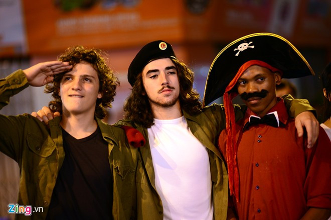 Hình tượng anh hùng Che Guevara của Cuba cùng thuyền trưởng cướp biển Hook trong phim hoạt hình Peter Pan.