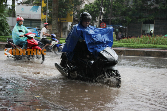Nhiều phương tiện phải di chuyển chậm để không xảy ra tai nạn khi đi qua tuyến đường.