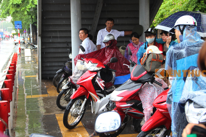 Do cơn mưa bất ngờ đổ xuống, làm nhiều người đang tham gia lưu thông phải dừng lại tìm nơi trú mưa...