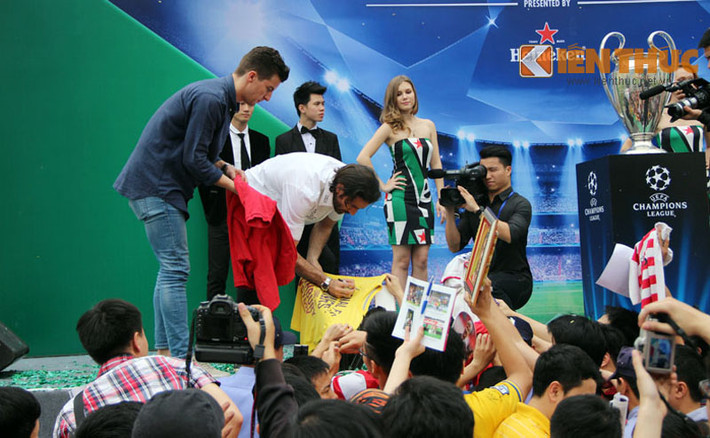 Ngôi sao Robert Pires giản dị trong trang phục áo sơ mi, quần tây khi đến SVĐ Hàng Đẫy...