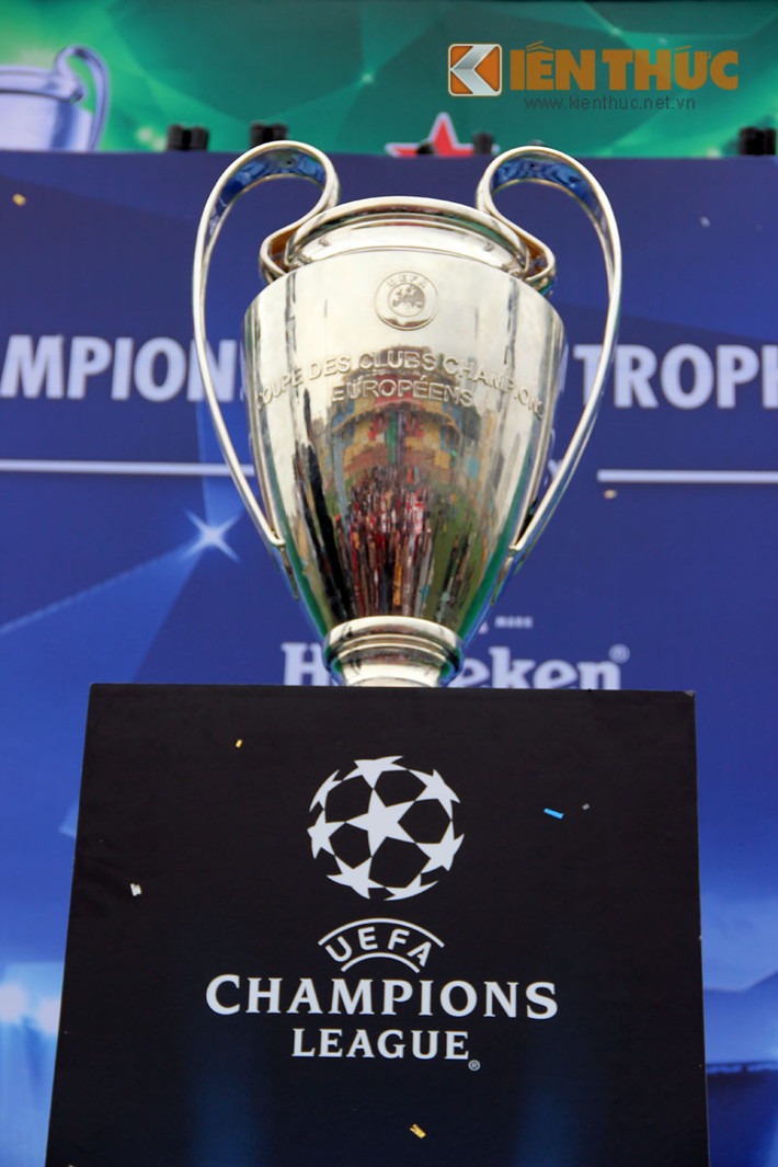 Người hâm mộ Việt Nam được tận mắt chiêm ngưỡng chiếc cúp UEFA Champions Leage danh giá tại SVĐ Hàng Đẫy.