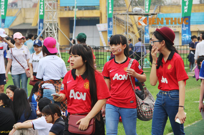 Bên cạnh những fan nam, có rất nhiều nữ nhi hâm mộ cựu danh thủ Robert Pires cũng kéo nhau đến SVĐ Hàng Đẫy để được tận mắt xem thần tượng "bằng da, bằng thịt".