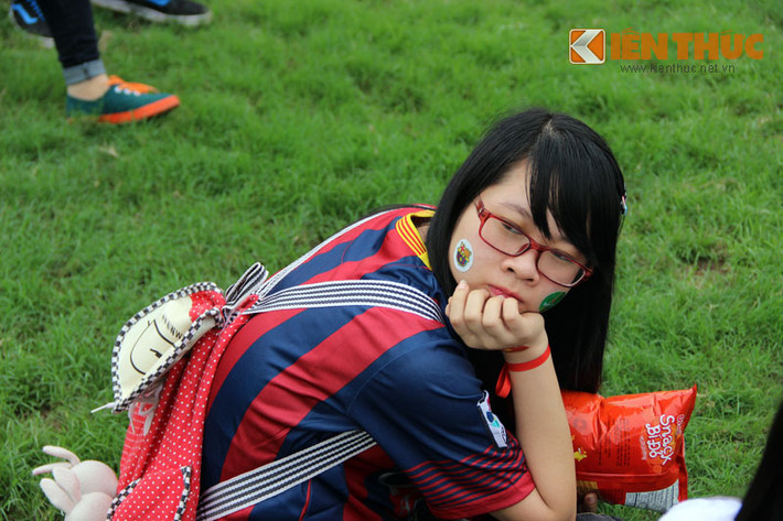 ... với hy vọng được lên sân khấu chiêm ngưỡng, chụp ảnh cùng thần tượng và cúp UEFA Champions Leage.
