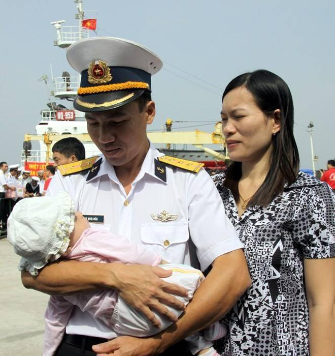Bức ảnh "Một người lính lưu luyến tiễn biệt vợ con để lên đường làm nhiệm vụ vận chuyển quà Tết tới nhà giàn DK1..." của tác giả Tuấn Anh (TTXVN). Bức ảnh gây nhiều cảm xúc trong cộng đồng mạng khi một cái Tết yên vui bên gia đình đang đến gần... Ảnh nhận hơn 7.000 lượt like, cùng nhiều lượt chia sẻ, bình luận cảm động từ phía cư dân mạng.