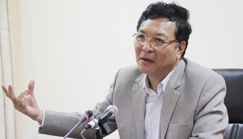 3. Phát ngôn sốc của Bộ trưởng GD-ĐT Phạm Vũ Luận: "Học giả, bằng thật" Tại phiên họp của HĐQG về giáo dục và phát triển nhân lực ngày 25/2, Bộ trưởng Bộ GD-ĐT Phạm Vũ Luận đã có phát ngôn đầy mạnh mẽ: “Việc học giả, bằng giả, rồi bằng thật nhưng chất lượng giả chỉ có thể chui vào hệ thống chính trị của chúng ta thôi, không chui được vào doanh nghiệp tư nhân, doanh nghiệp nước ngoài đâu. Nếu không làm được vấn đề tuyển dụng thì cái thực học còn khó”.
