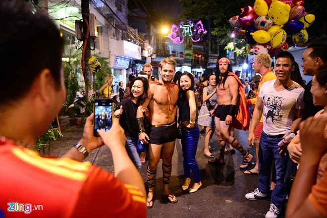 Người đi dạo phố cổ nhìn thấy liền xin được chụp ảnh cùng.
