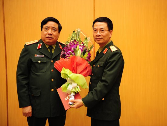 7. Viettel có Tổng Giám đốc mới Tập đoàn Viễn thông Quân đội (Viettel) vừa chính thức công bố việc bổ nhiệm ông Nguyễn Mạnh Hùng làm Tổng Giám đốc mới của tập đoàn từ ngày 1/3. (Đại tướng Phùng Quang Thanh, Bộ trưởng Bộ Quốc phòng trao quyết định bổ nhiệm Tổng giám đốc Viettel cho Thiếu tướng Nguyễn Mạnh Hùng, bên phải. Ảnh: ICTnews).