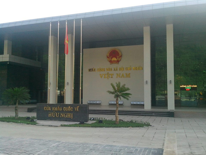 Cửa khẩu quốc tế Hữu Nghị (Việt Nam) nằm trên quốc lộ 1A, cách thành phố Lạng Sơn 17 km về phía Bắc, cách Hà Nội 171 km về phía Đông Bắc.