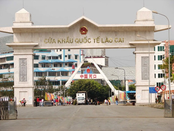 Cửa khẩu quốc tế Lào Cai (Việt Nam) - Hà Khẩu (Trung Quốc) là một trong ba cửa khẩu quốc tế có vị trí quan trọng trong giao lưu kinh tế, thương mại qua biên giới đất liền giữa Việt Nam và Trung Quốc.