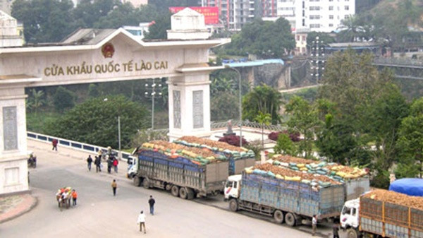 Cũng tương tự cửa khẩu Hữu Nghị (Lạng Sơn), các mặt hàng được xuất khẩu qua cửa khẩu Lào Cai chủ yếu là nông sản như sắn, hoa quả, gạo, đồ thủ công mỹ nghệ... nhập khẩu máy móc, thiết bị, nguyên liệu đầu vào cho sản xuất nông nghiệp...