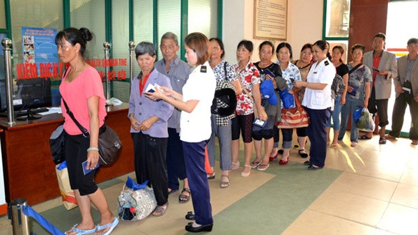 Hoạt động xuất nhập cảnh được tiến hành kiểm tra chặt chẽ tại cửa khẩu Lào Cai.
