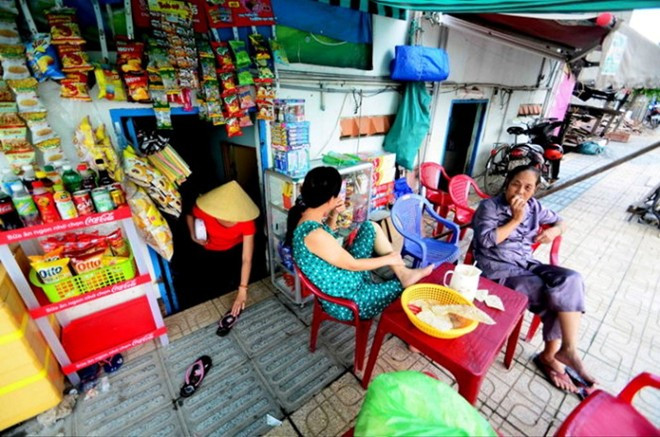 Mặt đường được nâng cao gần 2m, những ngôi nhà ven đường bỗng trở thành hang. Nắng lên oi bức, mưa xuống nước tạt vào nhà. Những vết nứt trên tường bắt đầu lộ rõ. Muốn sửa nhà, người dân chỉ có cách đập đi rồi xây lại.