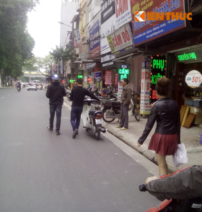 Hai đối tượng cùng chiếc xe máy được dẫn giải về chốt (Nguyễn Chí Thanh - Huỳnh Thúc Kháng Hà Nội).