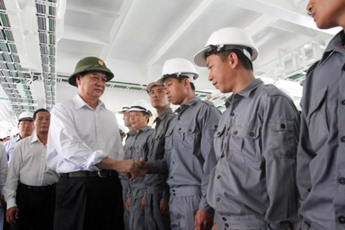 Sáng nay (4/6), tại Công ty đóng tàu Hạ Long (Tổng Cty CN tàu thủy), Thủ tướng Chính phủ Nguyễn Tấn Dũng và đoàn công tác đã có chuyến thị sát tàu KN- 781. Trong ảnh: Các thủy thủ Kiểm ngư đón chào Thủ tướng tham quan tàu