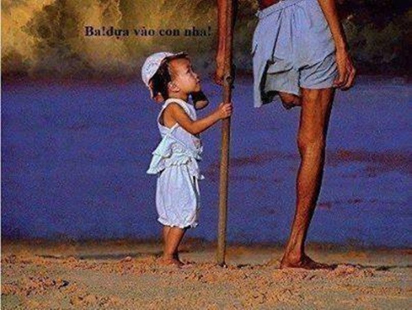 "Ba hãy tựa vào vai con ba nhé". Cuộc sống không phải ai cũng hoàn hảo, nhiều người may mắn có được cuộc sống no đủ, hạnh phúc. Mặt khác những con người có cuộc sống cơ cực, nhưng họ vẫn lạc quan, tựa vào nhau để có thêm nghị lực vươn lên trong cuộc sống. Ảnh nhận hơn 5.000 lượt like, 22 lượt chia sẻ từ phía cư dân mạng.