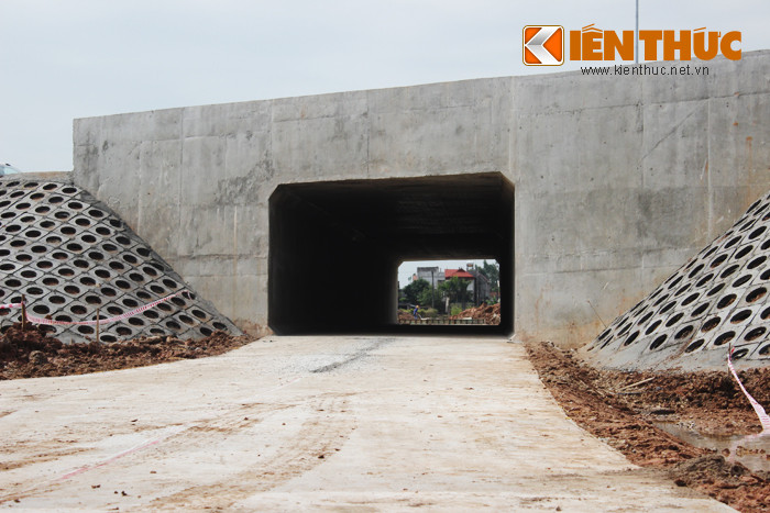 Hầm đường có tổng chiều dài là 230m, bề rộng của đường hầm là 4m.