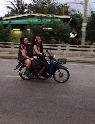 Trước đó, hình ảnh thuyền trưởng nổi tiếng Jack Sparrow (nhân vật trong loạt phim nổi tiếng Cướp biển vùng Caribe) phiên bản Việt phóng xe máy băng băng trên đường cũng khiến nhiều người phải bật cười.
