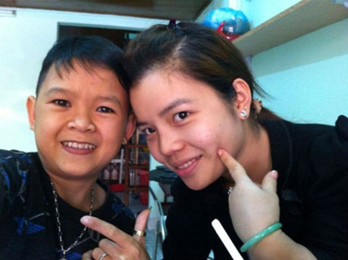 Được biết, cặp đôi này đã yêu nhau được 6 năm. Trải qua biết bao khó khăn của cuộc sống, cả hai đều kiếm tiền bằng việc đi biểu diễn, múa hát ở các tụ điểm ca nhạc, quán bar... Thế nhưng, họ vẫn yêu thương nhau rất hạnh phúc. Ảnh: Tri thức trực tuyến.