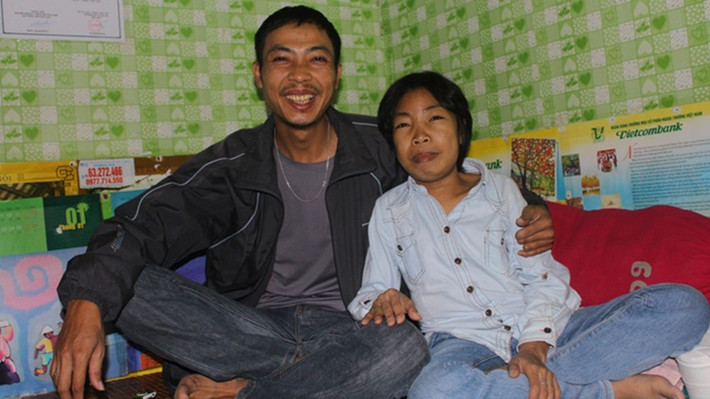 Trước đó, giữa tháng 4/2014, câu chuyện tình cảm động của người phụ nữ suy thận Nguyễn Châu Loan (SN 1977, Ba Vì, Hà Nội) và chàng trai kém 3 tuổi Nguyễn Văn Vượng (34 tuổi, phố Huế, Hà Nội) khiến không ít người rơi nước mắt. Ảnh: Tuổi Trẻ.