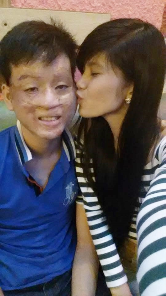 Nhiều thành viên mạng còn bày tỏ sự ngưỡng mộ trước chuyện tình cổ tích, vượt qua mọi dị nghị trong xã hội để được sống hạnh phúc bên nhau của Trần Lâm và Thu Hiền. Ảnh FB.