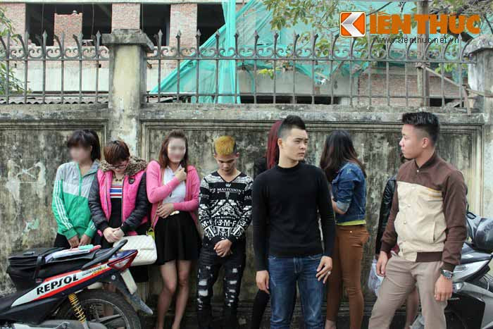 Nhóm nam thanh niên cùng các cô "gái dịch vụ" tại chốt 141.