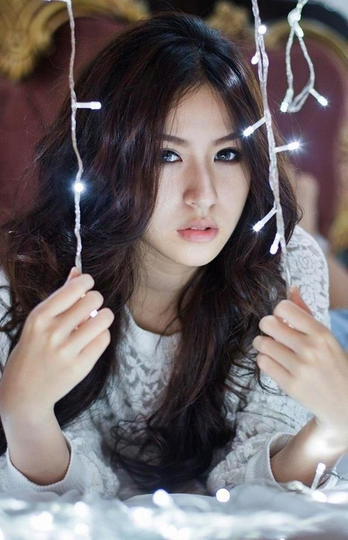 Thanh Vy cũng sở hữu một gương mặt rất đẹp, sáng với đôi mắt to tròn, đôi môi gợi cảm và chiều cao khá lý tưởng.