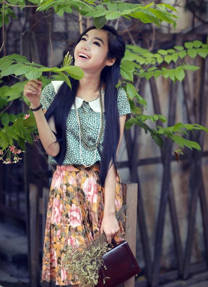 Elly Trần từ một hot girl mạng nay đã trở thành một gương mặt quen thuộc của showbiz Việt, giới điện ảnh sau khi xuất hiện trong một vài bộ phim dành cho giới trẻ. Ngoài Thái Lan thì Trung Quốc cũng là đất nước mà hình ảnh của Elly Trần được nhiều người biết đến.