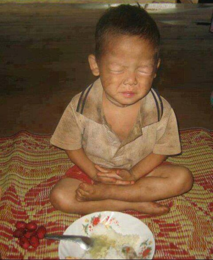 "Số phận". Bức ảnh như xoáy thẳng vào tâm trí người xem, khiến hàng người xúc động trước bữa cơm không cá, không thịt, chỉ một chút cọng rau và vài hạt lạc trộn trong bát cơm của một em nhỏ không mở được đôi mắt. Ảnh nhận hơn 14.000 lượt người quan tâm, 80 lượt chia sẻ trong cộng đồng.