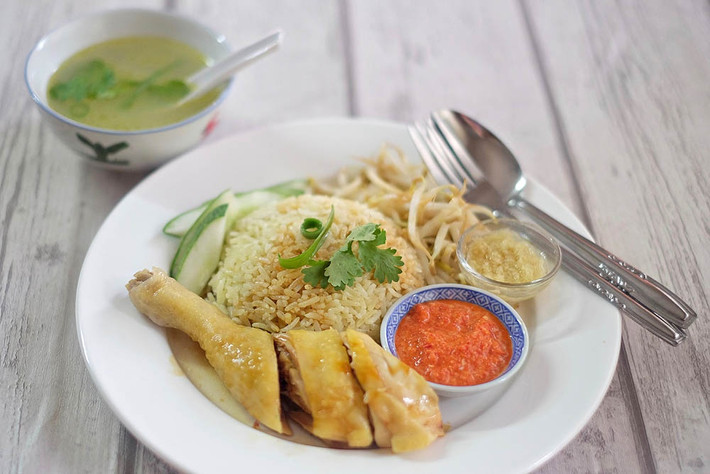Cơm gà: Cơm gà là một món ăn bình dân có thể tìm thấy ở khắp Malaysia. Món này gồm gà nước hoặc hấp, ăn cùng cơm và một loại sốt sambal cay ngọt. Thịt xá xíu cũng thường được ăn kèm. Ảnh: New Malaysia Kitchen.
