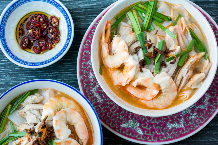 Mì gà: Dương Tử Quỳnh không nói rõ loại mì cô yêu thích là gì, nhưng phiên bản phổ biến nhất của món này tại Ipoh là "kai si hor fun". Trong đó, mì trắng dẹt được chan nước dùng từ tương đậu nành vị nhạt, thêm thịt gà xé. Các loại hải sản như tôm có thể được thêm vào. Ảnh: Asian Inspirations.