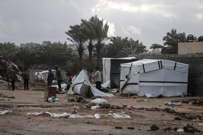 Đưa tin từ thành phố Gaza, phóng viên Hani Mahmoud của Al Jazeera cho biết thời tiết đã buộc nhiều người Palestine phải rời khỏi trại tạm trú ở phía tây thành phố.