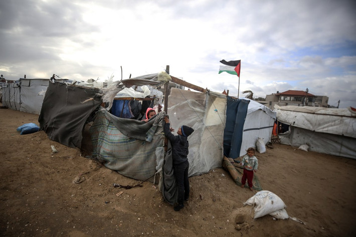 Theo Al Jazeera, hàng trăm nghìn người đã trở về miền bắc Gaza kể từ khi lệnh ngừng bắn giữa Israel và Hamas có hiệu lực vào tháng trước. Tuy nhiên, nhà cửa của họ đã bị phá hủy hoặc hư hại nặng nề. (Nguồn ảnh: Anadolu/Al Jazeera)