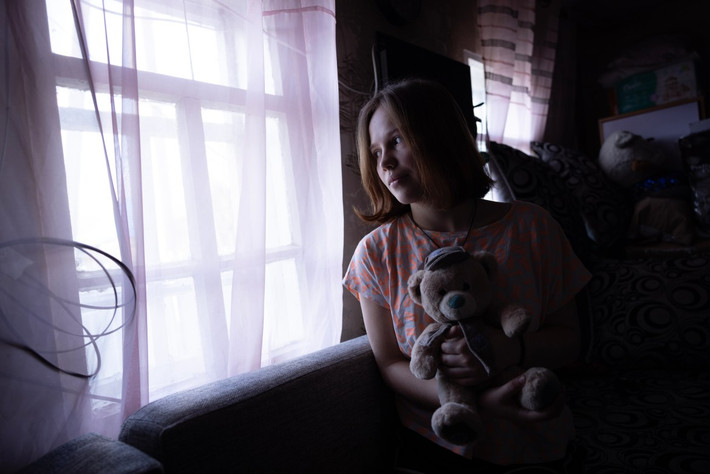Anastasia, 14 tuổi và là con gái lớn của Natalia, luôn mong muốn được trở lại cuộc sống trước khi xung đột xảy ra. Cô cảm thấy cuộc sống khó khăn khi trở về ngôi làng tiền tuyến.