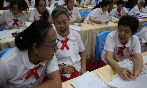 Những người phụ nữ lớn tuổi trao đổi trong giờ học Tiếng Anh.