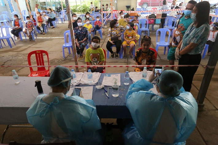 Trước Campuchia, Chile đã phê duyệt tiêm vaccine ngừa Covid-19 cho trẻ nhỏ, còn Cuba đang tiến hành tiêm chủng hàng loạt cho trẻ em dưới 5 tuổi. Ảnh: Khmer Times.