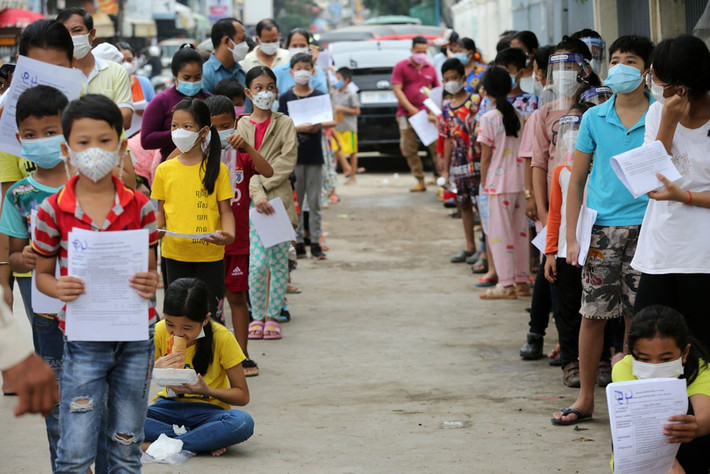 Phụ huynh đưa trẻ em đến trung tâm y tế Tuek Thla ở Khan Sen Sok, thủ đô Phnom Penh, để tiêm vaccine ngừa Covid-19 trong ngày 18/9.