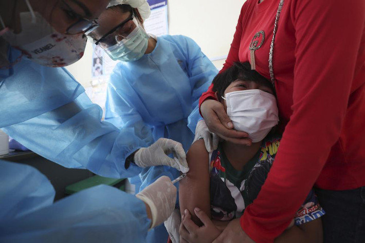 Chiến dịch tiêm chủng này nhằm giúp học sinh có thể an toàn đi học trở lại sau nhiều tháng trường học phải đóng cửa do đại dịch Covid-19. Phát biểu khai mạc chiến dịch tiêm chủng cho trẻ em, Thủ tướng Hun Sen nói tại chương trình được phát sóng trực tiếp trên truyền hình nhà nước và Facebook cá nhân rằng các cháu của ông cũng như những thành viên trong gia đình quan chức cấp cao đã tham gia tiêm chủng.