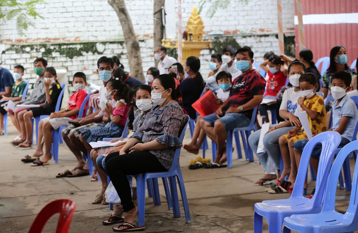Campuchia đang sử dụng vaccine Covid-19 của các hãng dược Sinovac, Sinopharm (Trung Quốc) và AstraZeneca để tiêm cho cả người lớn và trẻ em trên 12 tuổi.