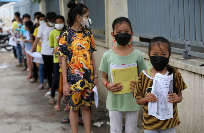 Thủ tướng Campuchia Hun Sen phát biểu: “Chúng tôi tiêm phòng không chỉ để cứu người, mà còn để cứu nền kinh tế và xã hội”. Ông Hun Sen khẳng định việc mở cửa nền kinh tế và xã hội là cần thiết.