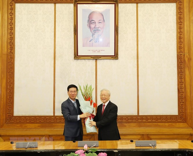 ##s### Tổng Bí thư, Chủ tịch nước Nguyễn Phú Trọng tặng hoa chúc mừng ông Võ Văn Thưởng, Ủy viên Bộ Chính trị, giữ chức Thường trực Ban Bí thư. (Ảnh: Trí Dũng/TTXVN)