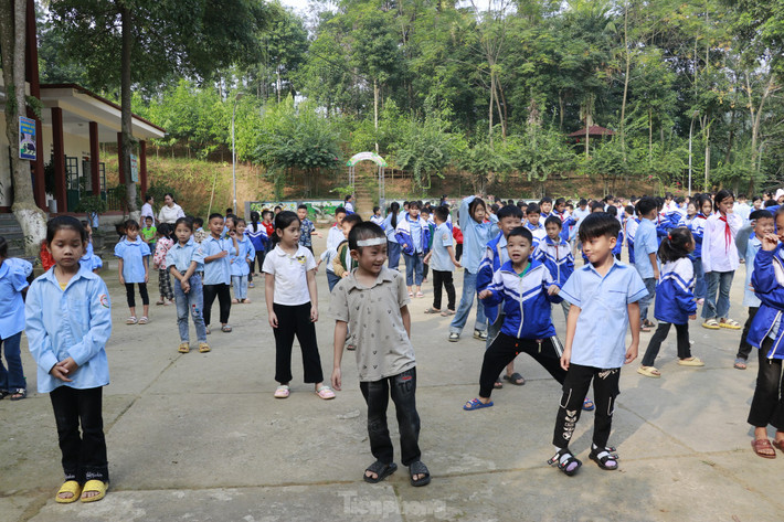 Qua trao đổi, em Bảo tâm sự: "Cháu muốn học thật giỏi để sau này được làm nhà báo như các chú, cháu muốn giúp được nhiều người, giúp quê hương”.
