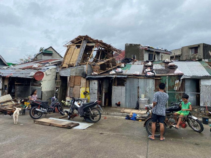 Toàn bộ tỉnh Catanduanes đã mất điện sau khi cơn bão quật đổ cây cối và cột điện, nhiều ngôi nhà bị hư hại.
