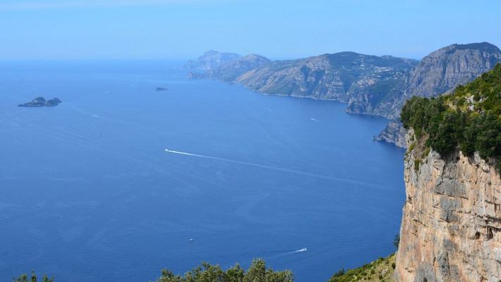 Tháp canh là nơi dùng để trông coi bờ biển Amalfi của vua vùng Naples, Charles đệ nhị nhằm giúp bờ biển Amalfi tránh khỏi sự tấn công của cướp biển.