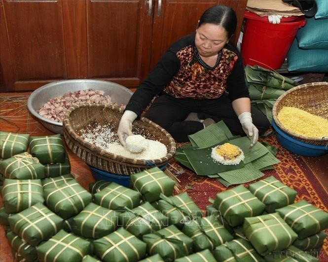 Một gia đình ở xã Thủy Đường (Thủy Nguyên, Hải Phòng) gói bánh chưng Tết mang theo mong ước về một năm mới sung túc, an lành, hạnh phúc. Ảnh: Lâm Khánh/TTXVN