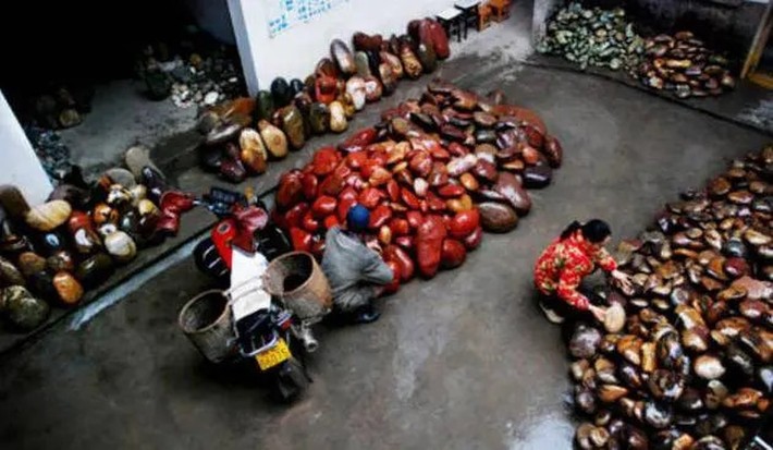 br/> Hàng ngày, người dân ở đây sẽ đeo một chiếc gùi trên lưng, đi dọc bờ sông và lượm đá. Sau khi lượm về, họ sẽ tiếp tục phân loại, đặt tên và trưng bày. Hầu như nhà nào ở Hà Gia Bá cũng chất đầy đá ở sân, chờ "người sành đá" đến thưởng thức và trao đổi.