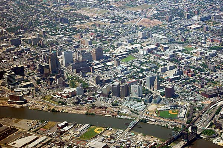Thị trưởng Newark Ras Baraka cho biết mặc dù chỉ có 7 ngôi nhà được đưa vào đợt quay may mắn đầu tiên này, nhưng vẫn còn nhiều bất động sản khác sắp ra mắt