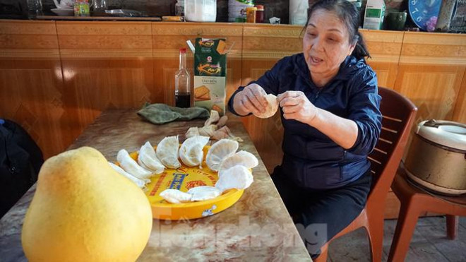 Theo UBND xã Lâm Động, hiện địa phương chỉ còn khoảng 10 hộ giữ vườn bưởi quý vài chục năm tuổi. Trong đó, gia đình bà Nguyễn Thị Vườn là một trong những số ít còn lưu giữ diện tích hàng nghìn mét vuông.