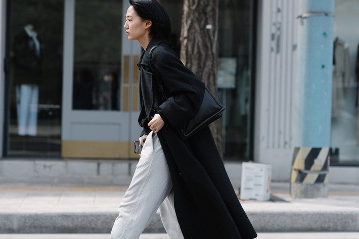 Trên đường phố, sự góp mặt của các bạn trẻ giúp Tuần lễ thời trang Seoul thêm sôi động. Nhiếp ảnh gia Alex Finch và Kim Young Chul đã có mặt tại sự kiện để ghi lại khoảnh khắc thời trang ấn tượng.